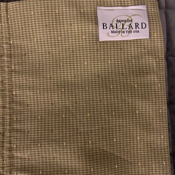 Elegant Green and White Table Runner NWT - Picture 6 of 7